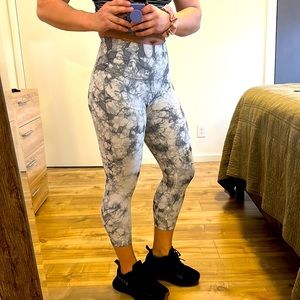 Lululemon tie-dye Wunder Under crop leggings, sz 6